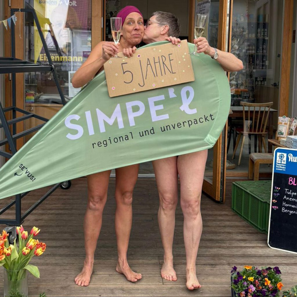 Claudia und Erika mit Schild "5 Jahre"