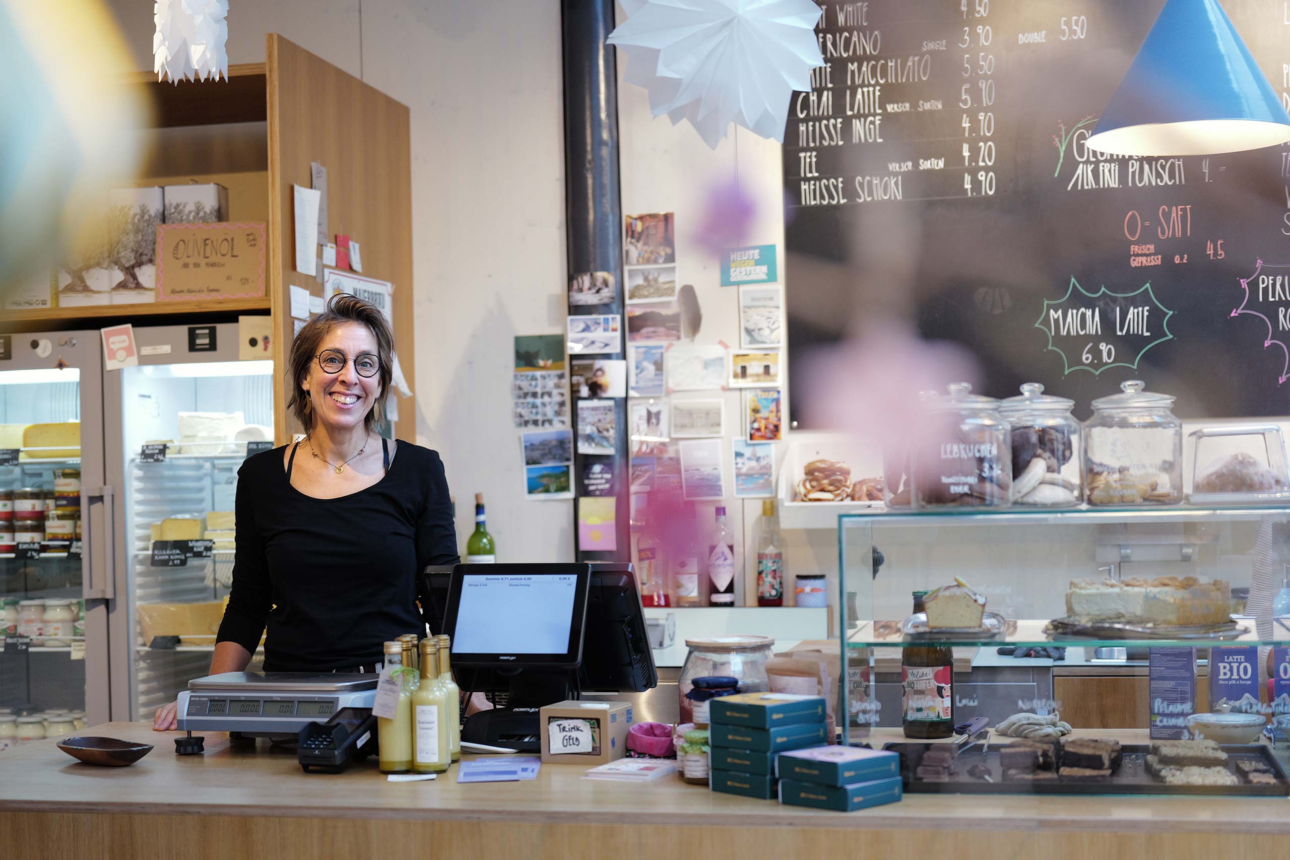 Claudia Simperl hinterm Tresen