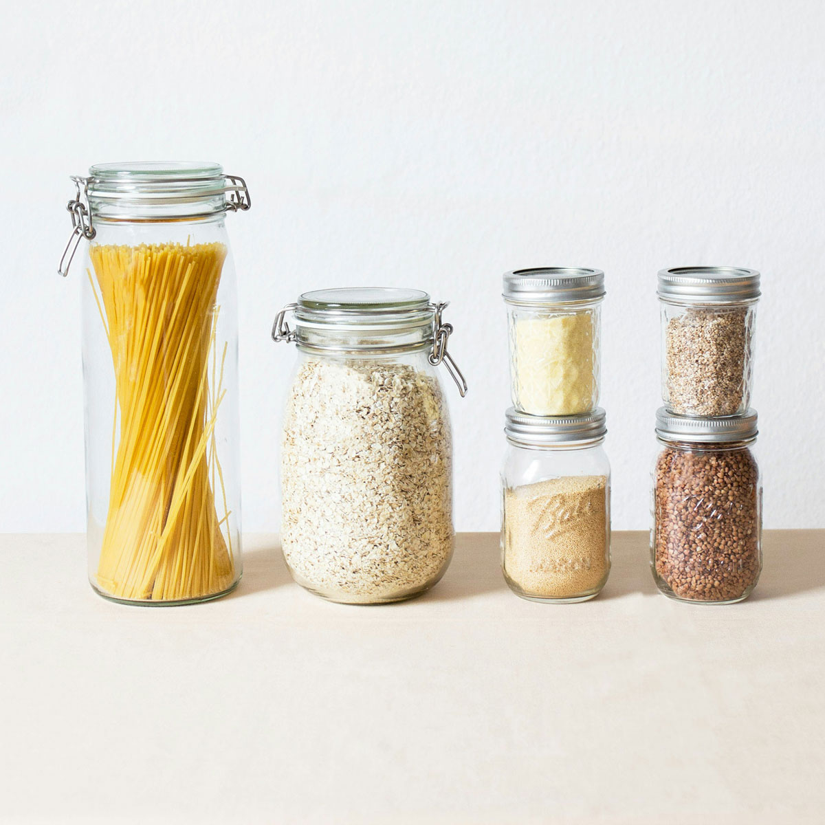 Lebensmittel in Vorratsgläsern