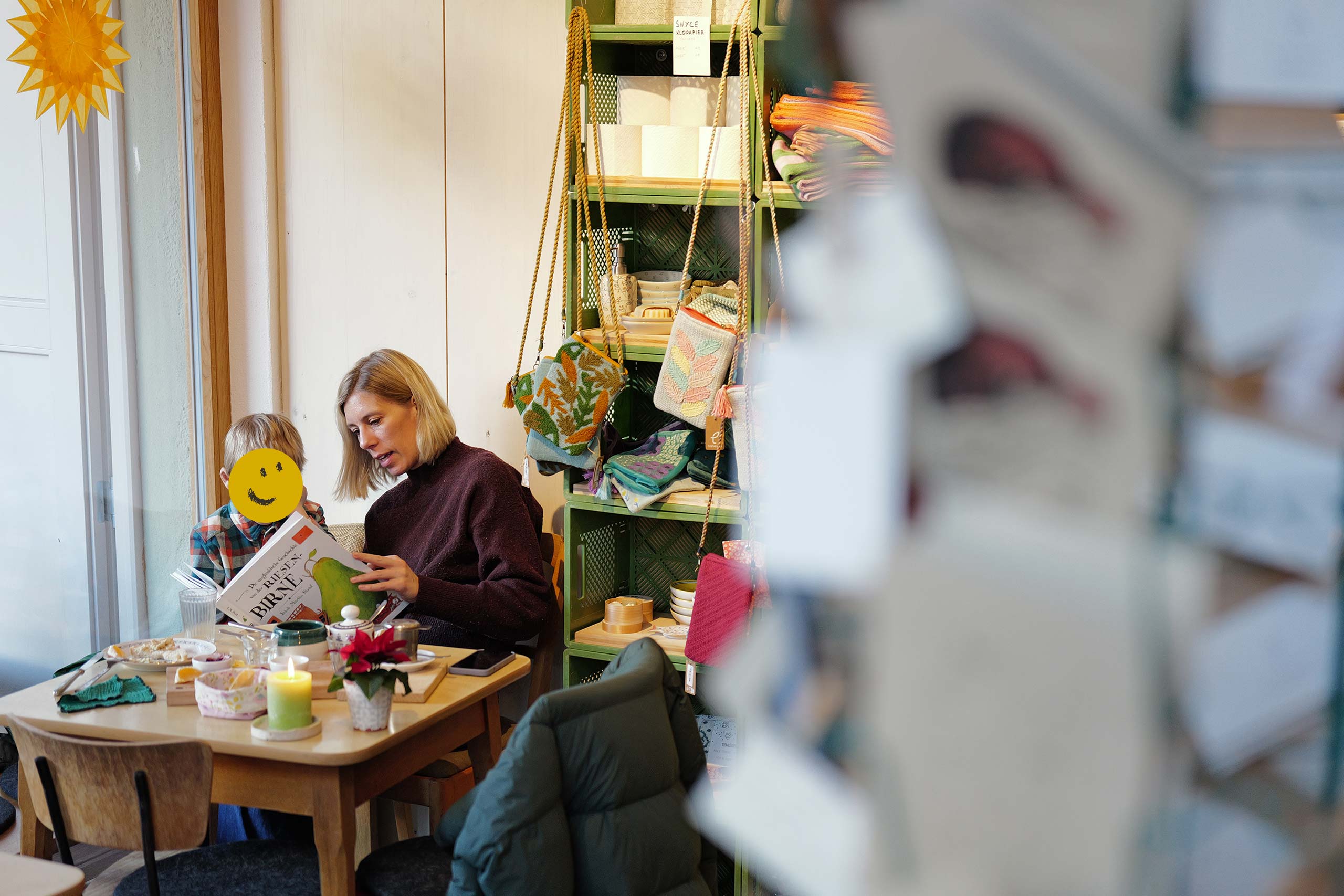 Szene im Café mit Kundin