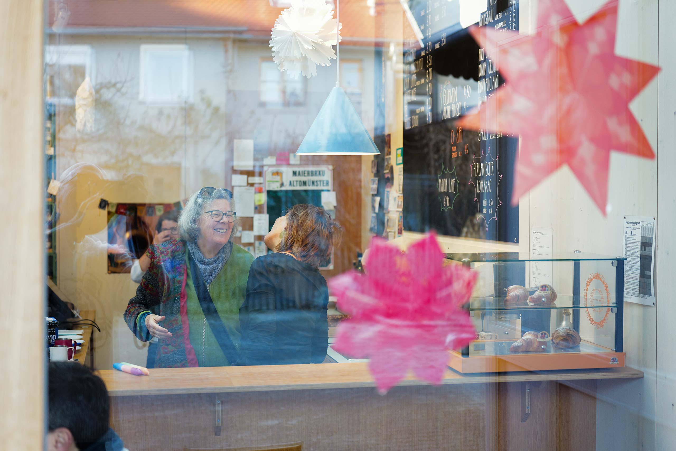 Szene im Laden mit Kundin
