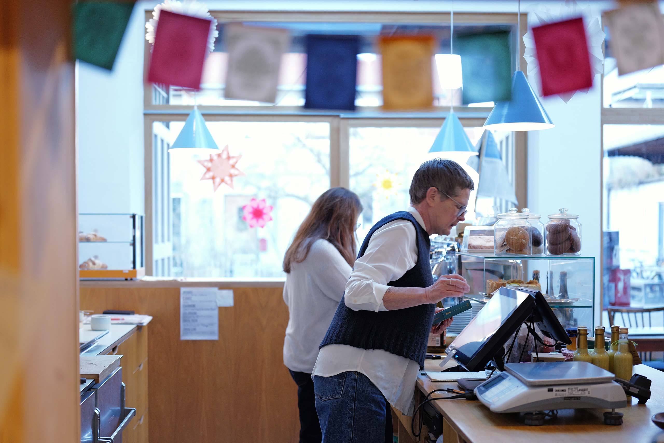 2 Mitarbeiterinnen arbeiten hinter dem Tresen
